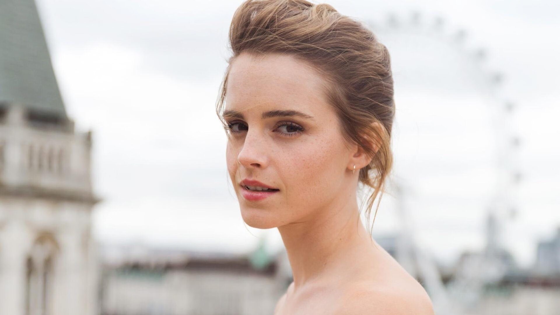 “天府新区沙滩手球赛：运动员挑战极限速度”